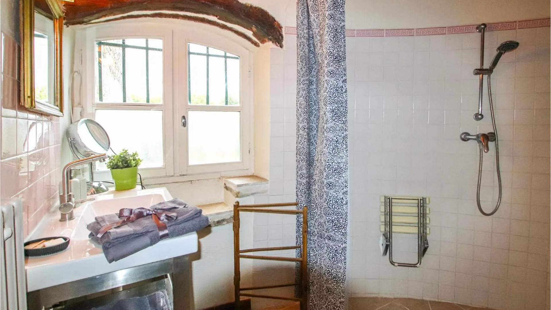 3 Bedroom Gorgeous Home In Salles Sous Bois Frankrijk