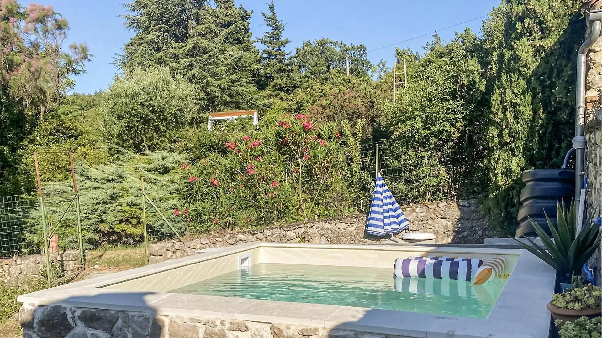 3 Bedroom Gorgeous Home In Salles Sous Bois 0*, Salles-sous-Bois Frankrijk